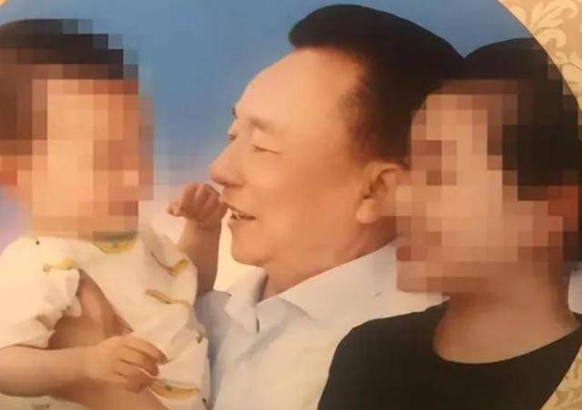 觉生下11个私生子75岁还在开枝散叶开元棋牌试玩在逃富豪10位情妇翻牌睡(图4)