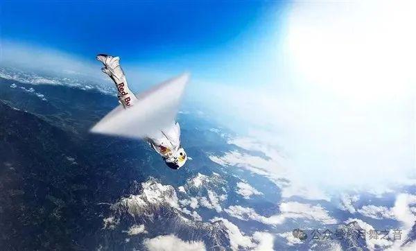 公里高太空中一跃而下 用身体突破音障开元棋牌app史上最强的跳伞：39(图6)
