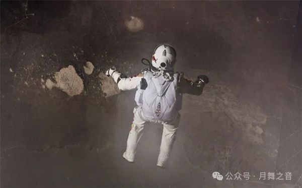 公里高太空中一跃而下 用身体突破音障开元棋牌app史上最强的跳伞：39(图5)