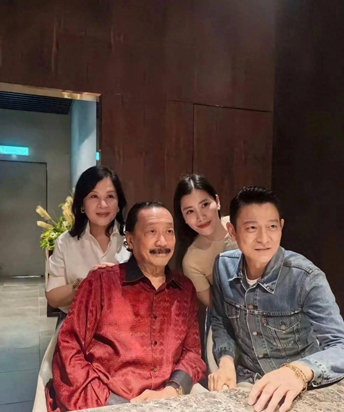 舅顶级排场设宴身家52亿跻身富豪榜开元棋牌刘德华陪妻返马探亲！亿万舅(图3)