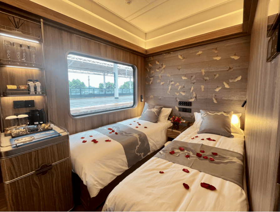 游专列“熊猫专列·成都号”：班期价格新鲜出炉开元棋牌网站2026年成都出发到新疆豪华旅(图5)